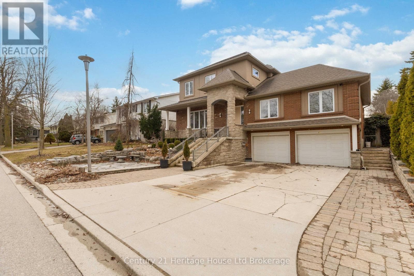 61 APPLEWOOD CRESCENT photo 3