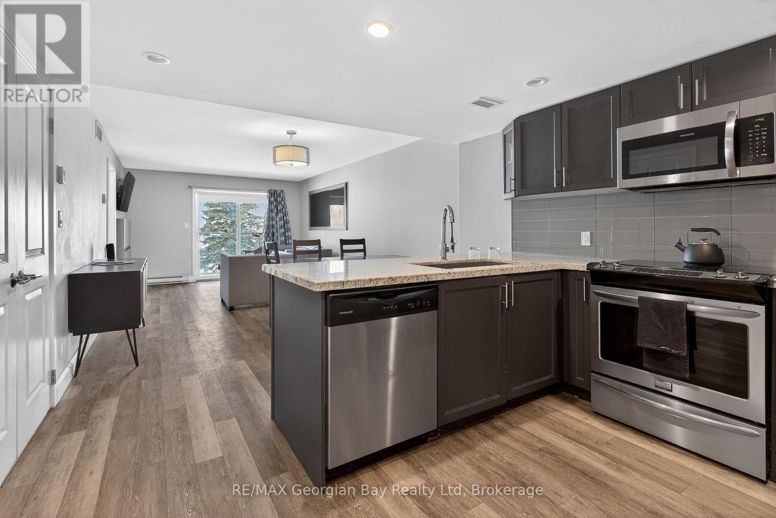 102 - 80 HORSESHOE BOULEVARD photo 2