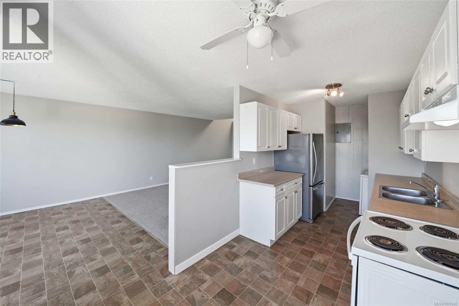 208A 6231 Blueback Rd photo 2