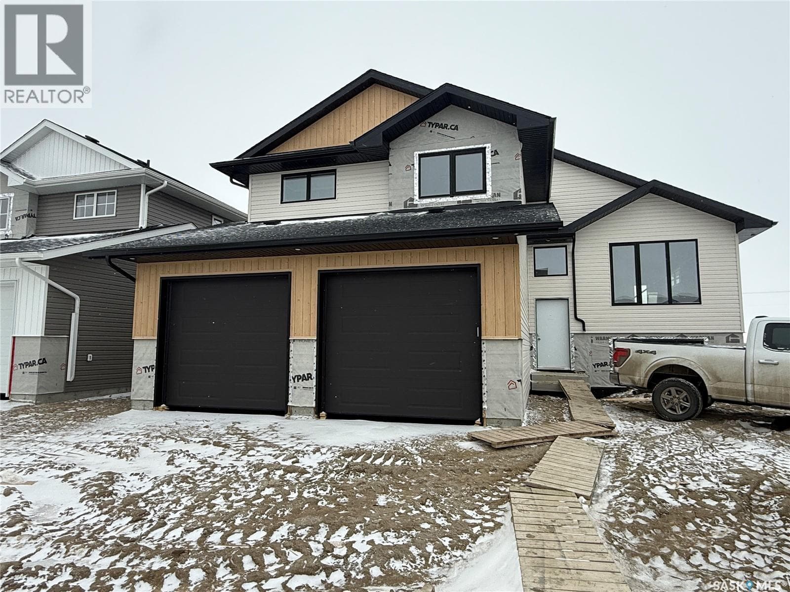 834 Woods CRESCENT