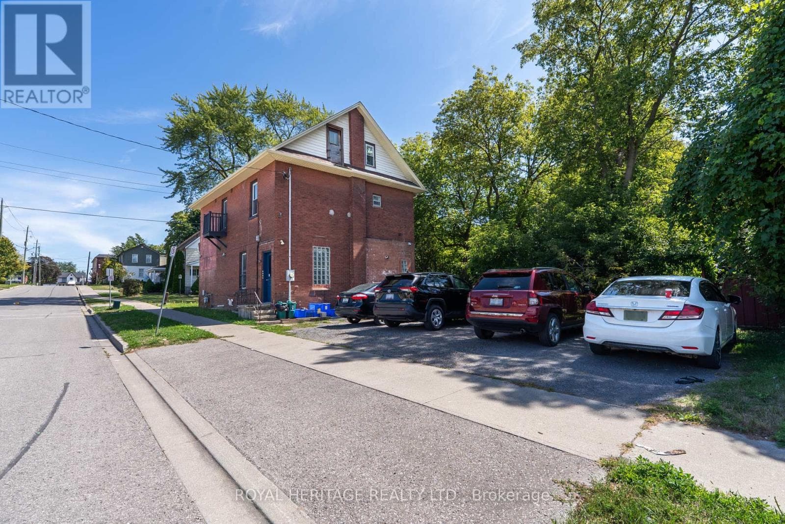394 CENTRE STREET S photo 3