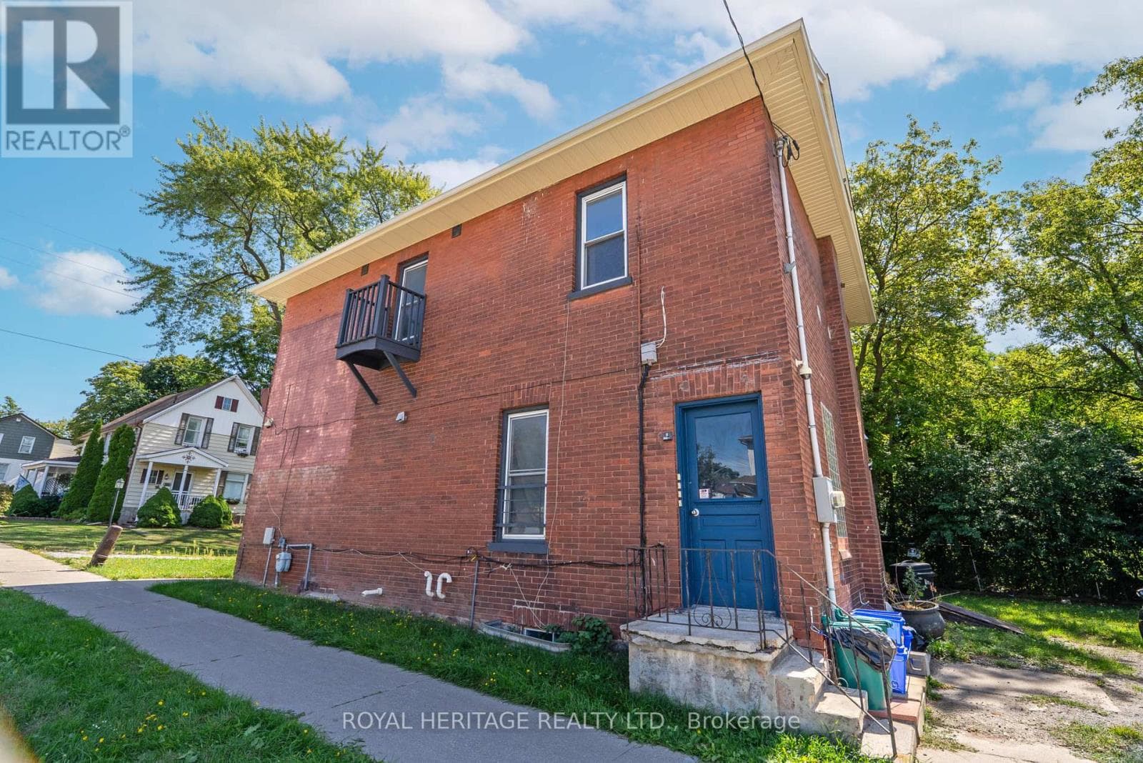 394 CENTRE STREET S photo 4