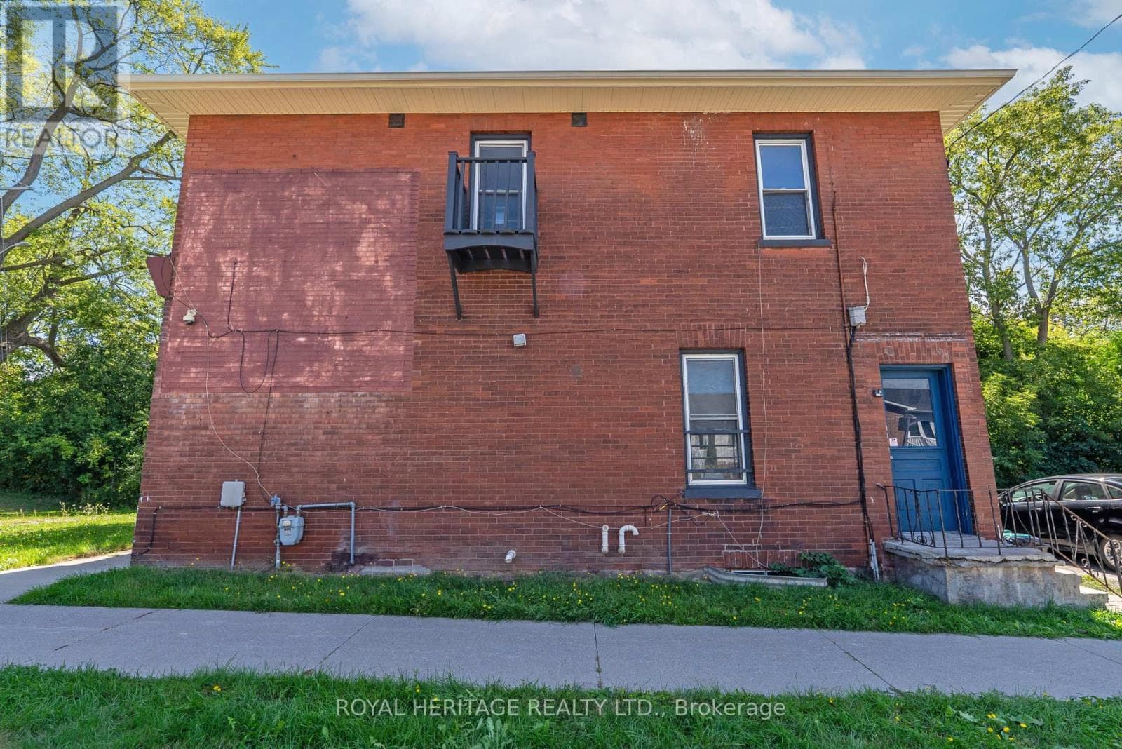 394 CENTRE STREET S photo 5