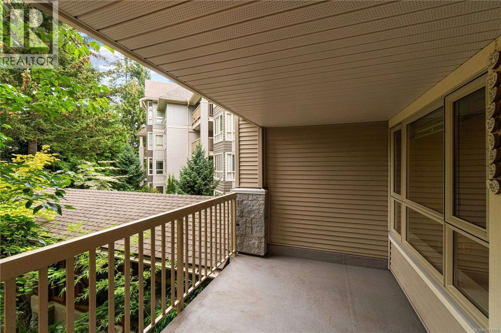 202 5670 Edgewater Lane photo 2