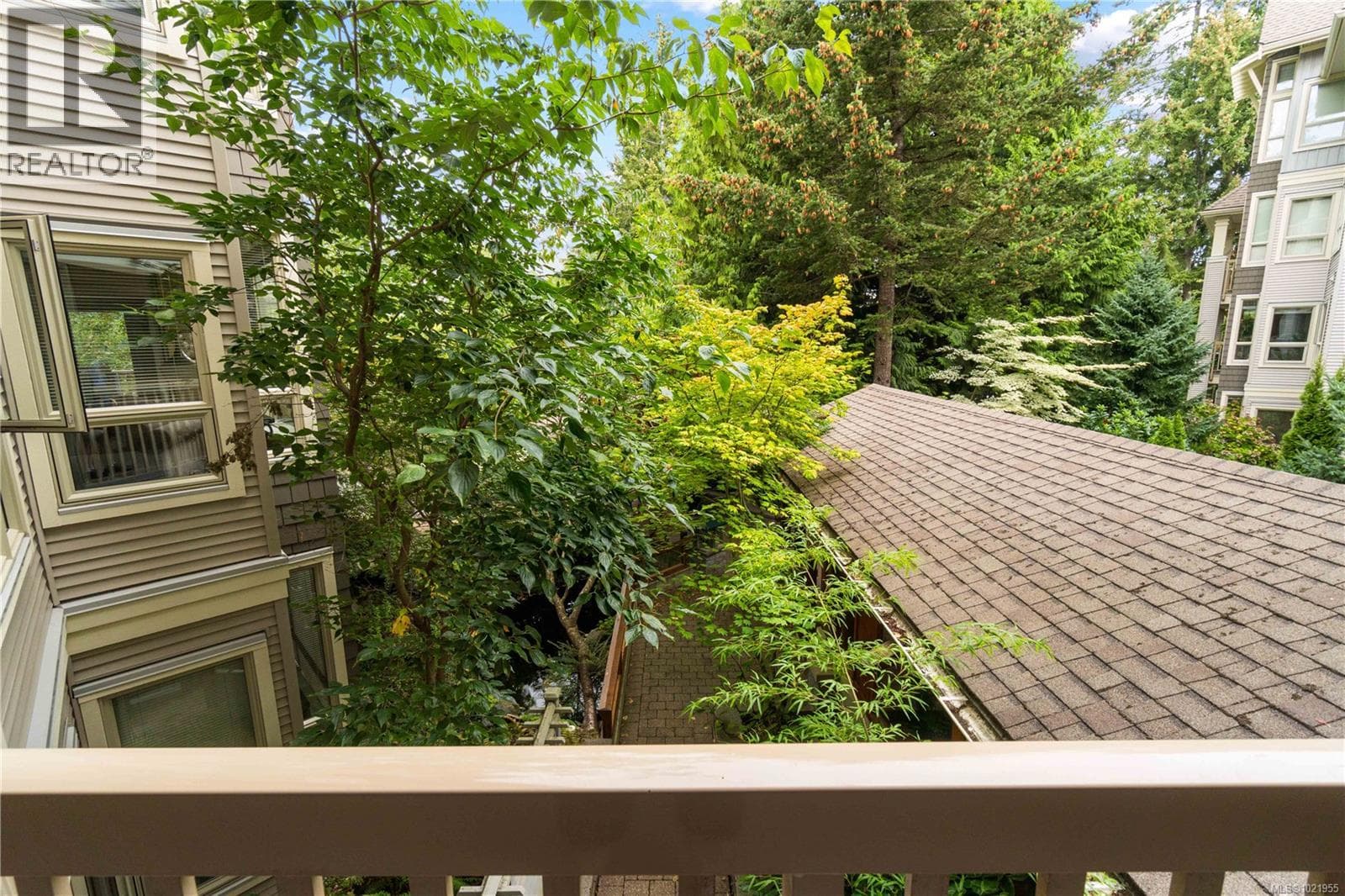 202 5670 Edgewater Lane photo 5
