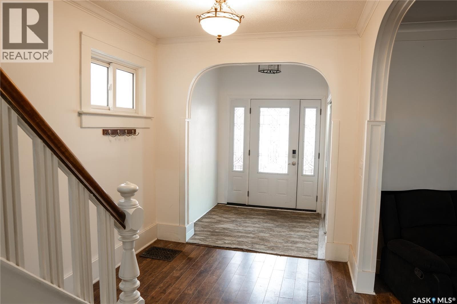 2128 Osler STREET photo 2