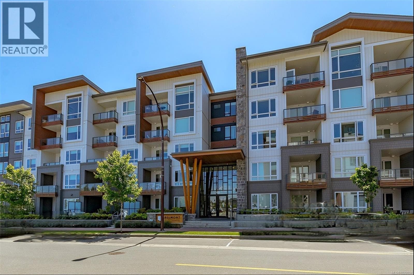 1 bed 1 bath single family at 210 940 REUNION Ave — $483,900