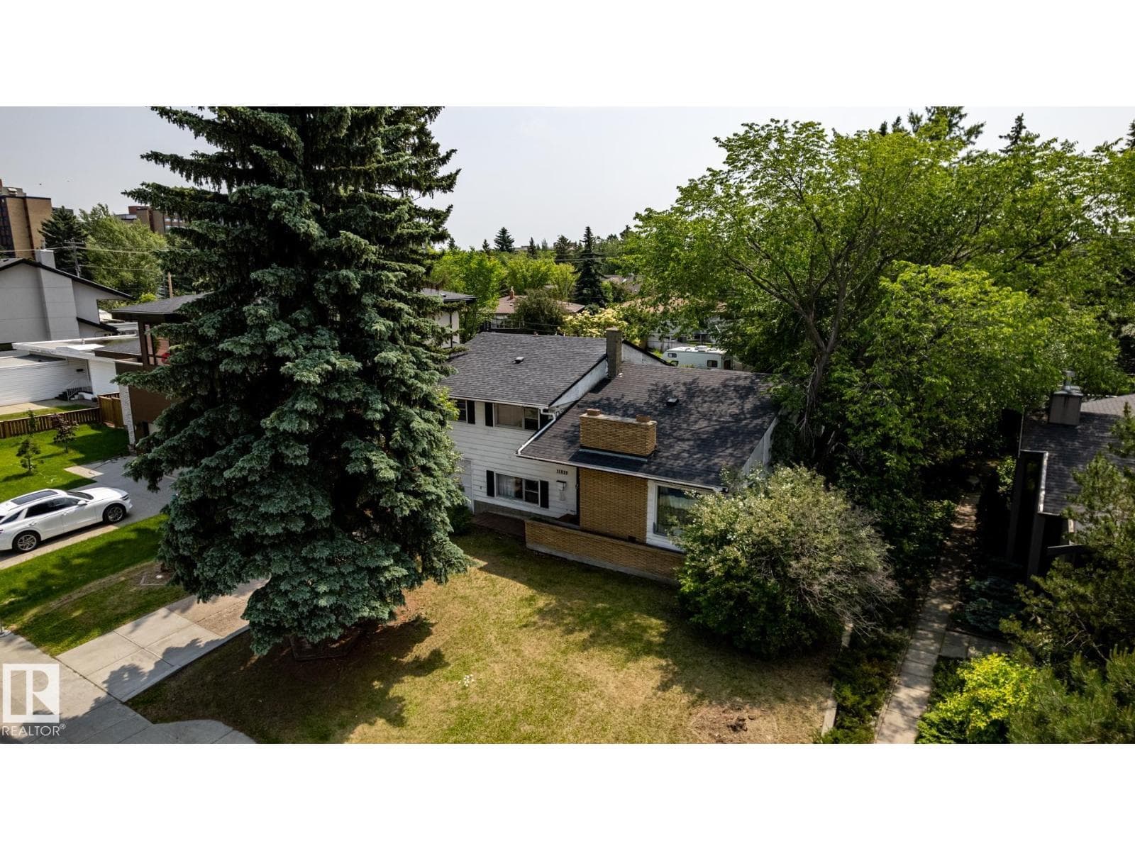 11819 87 AV NW