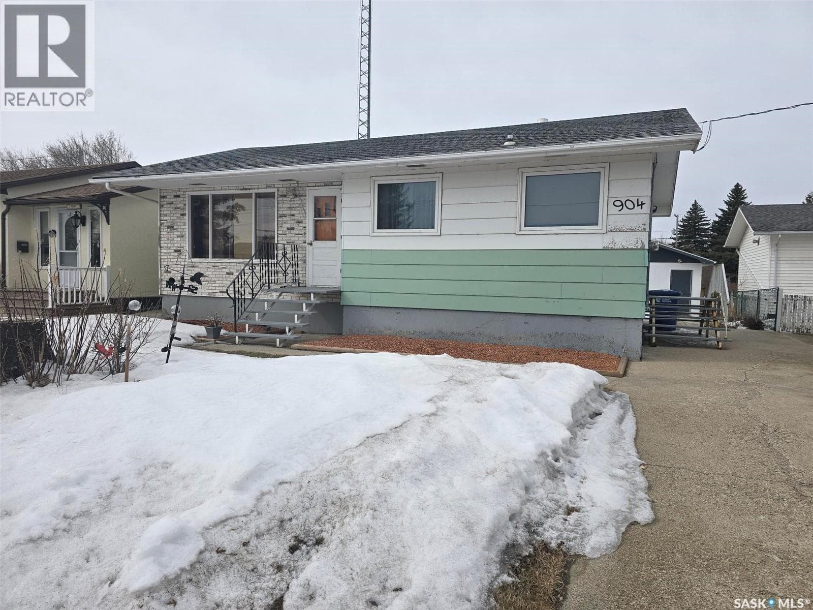 904 Francis STREET photo 2