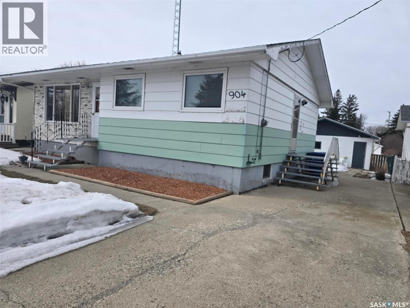 904 Francis STREET photo 3
