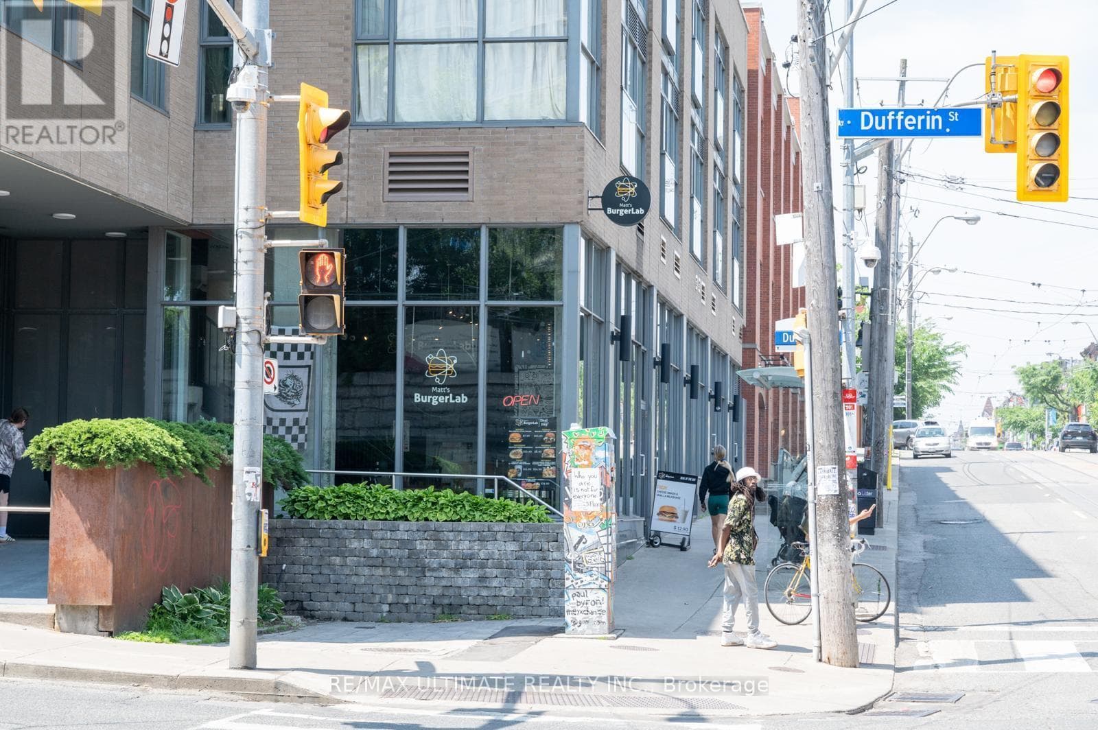 2 bath business at 1205 QUEEN STREET W — $195,000