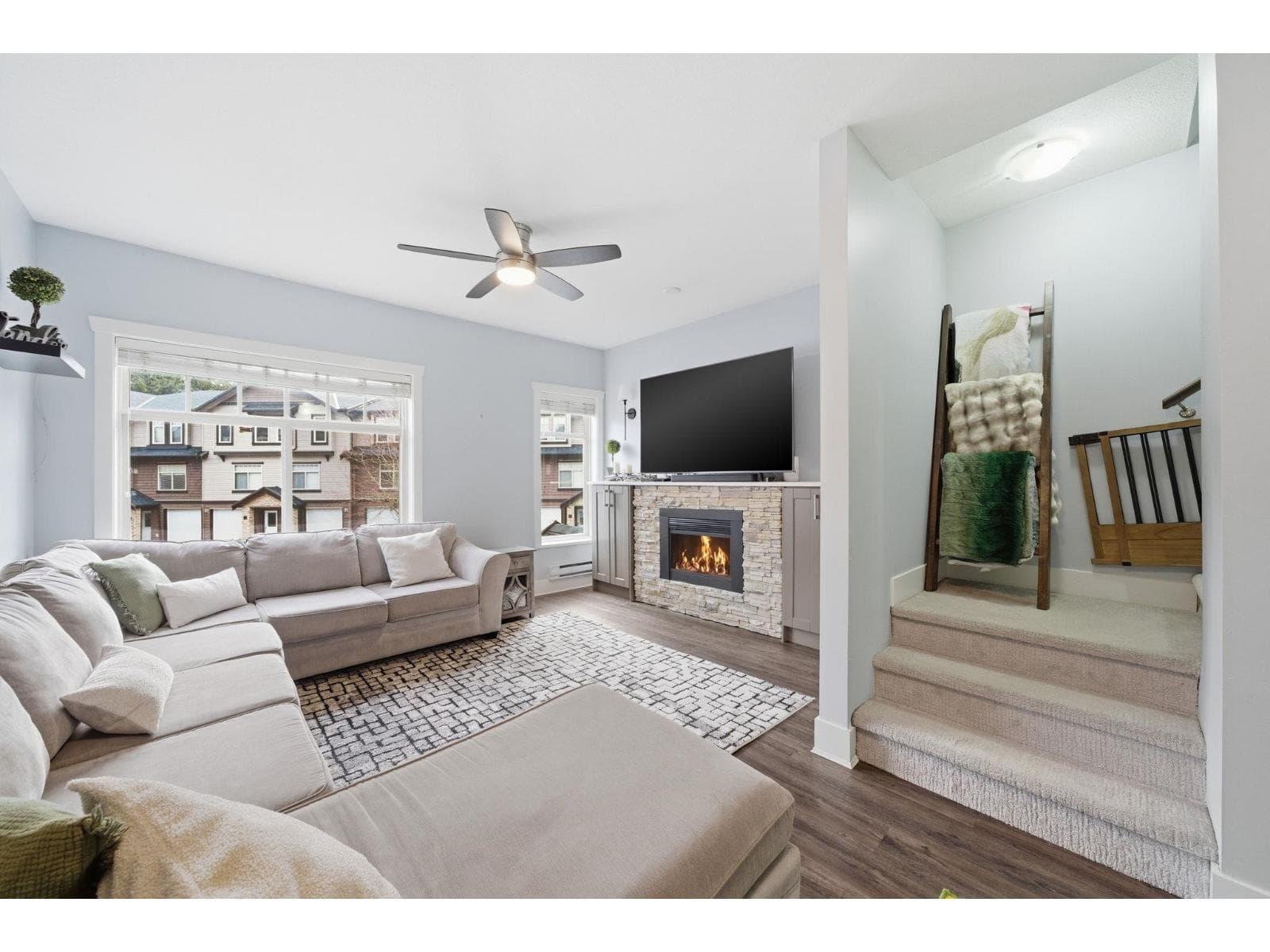 29 2950 LEFEUVRE ROAD photo 3