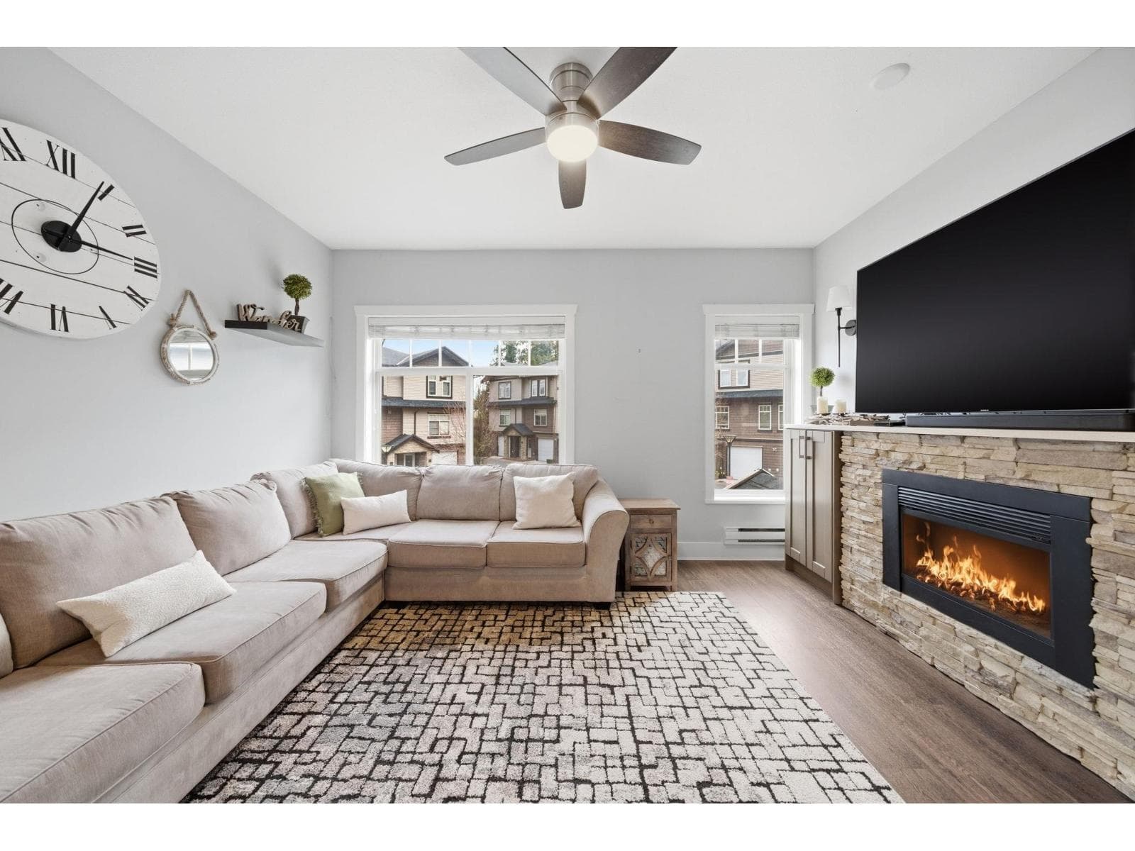 29 2950 LEFEUVRE ROAD photo 4