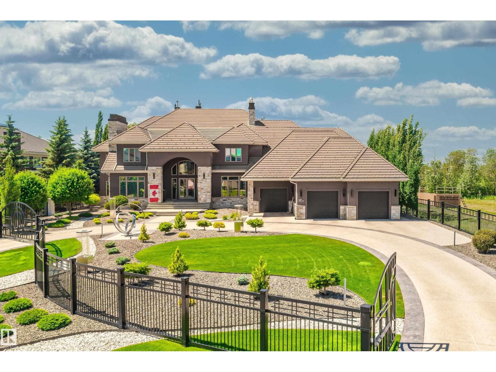 16 WINDERMERE DR SW