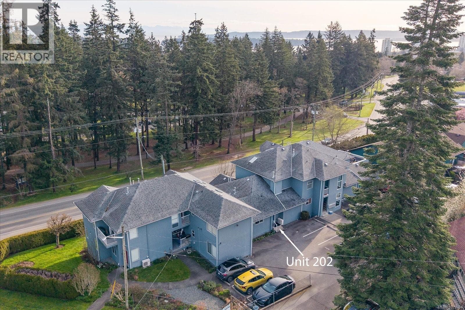202 2 Doric Ave photo 2