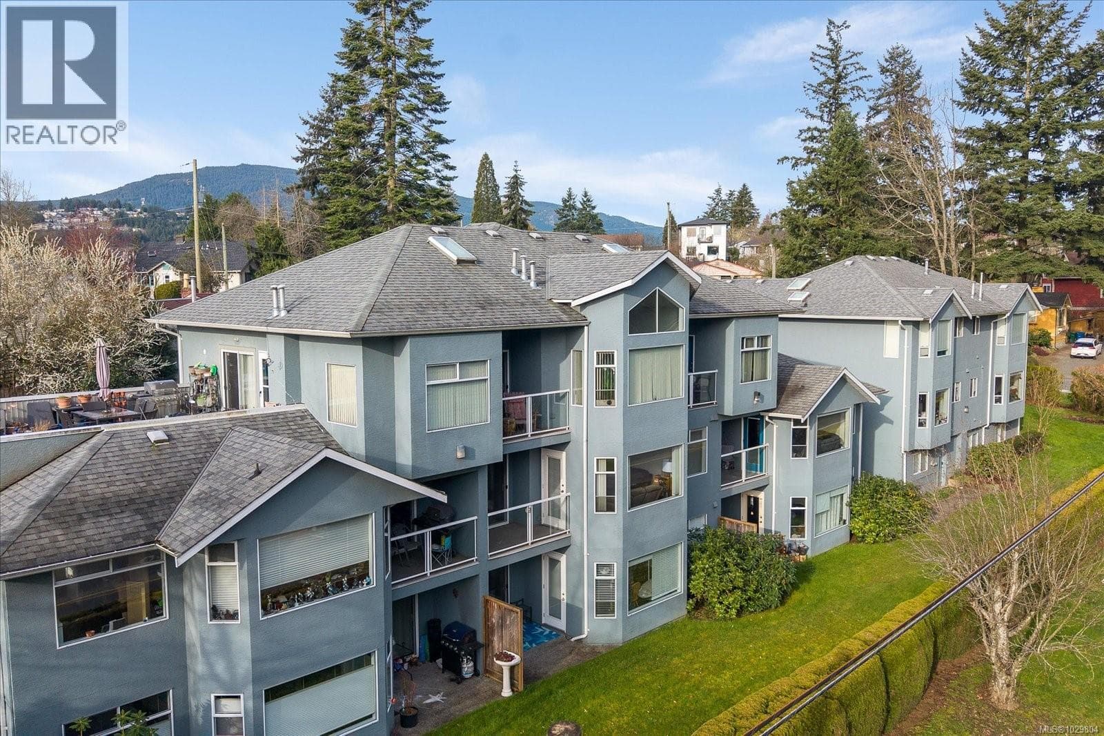 2 bed 2 bath single family at 202 2 Doric Ave — $474,900