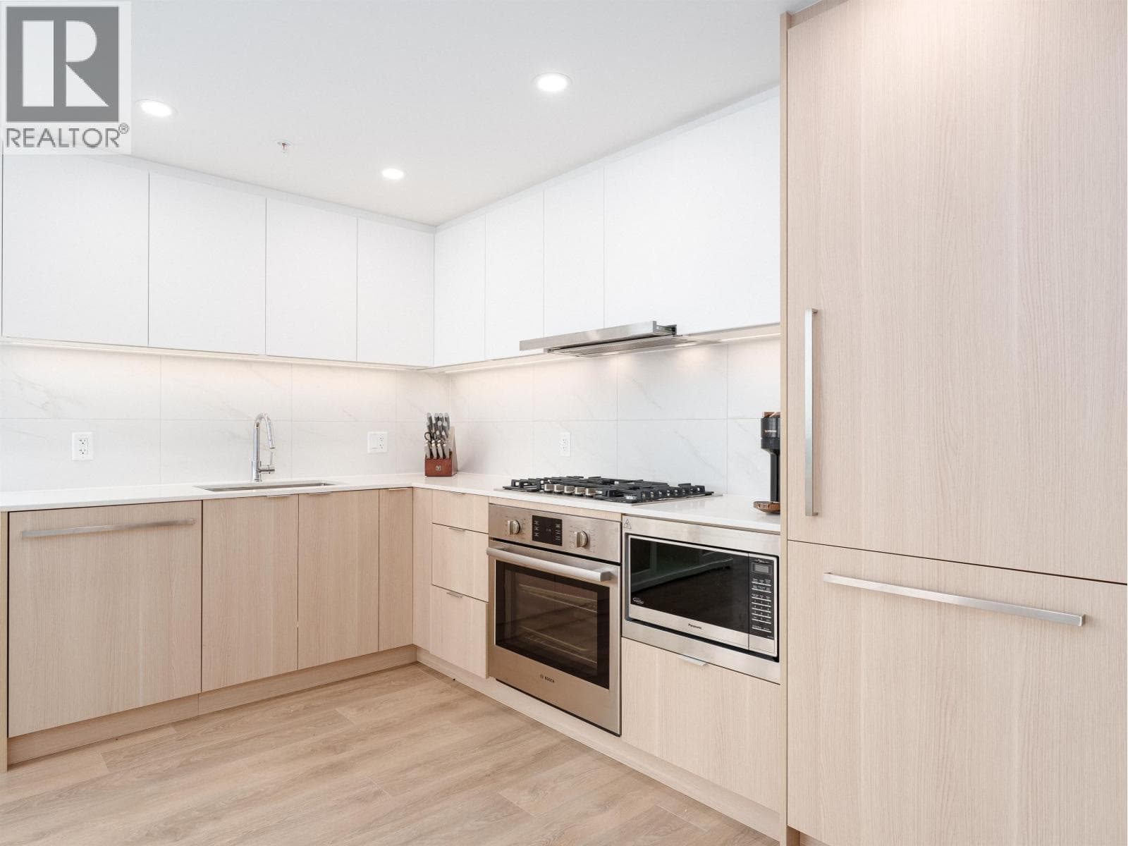 1809 318 ALDERSON AVENUE photo 4