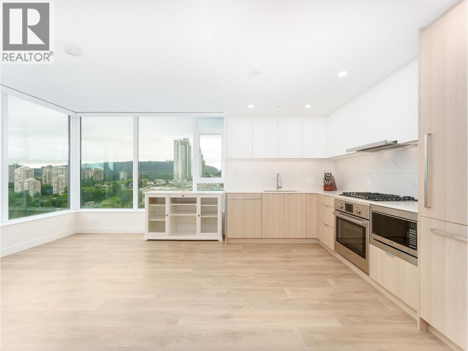 1809 318 ALDERSON AVENUE photo 3