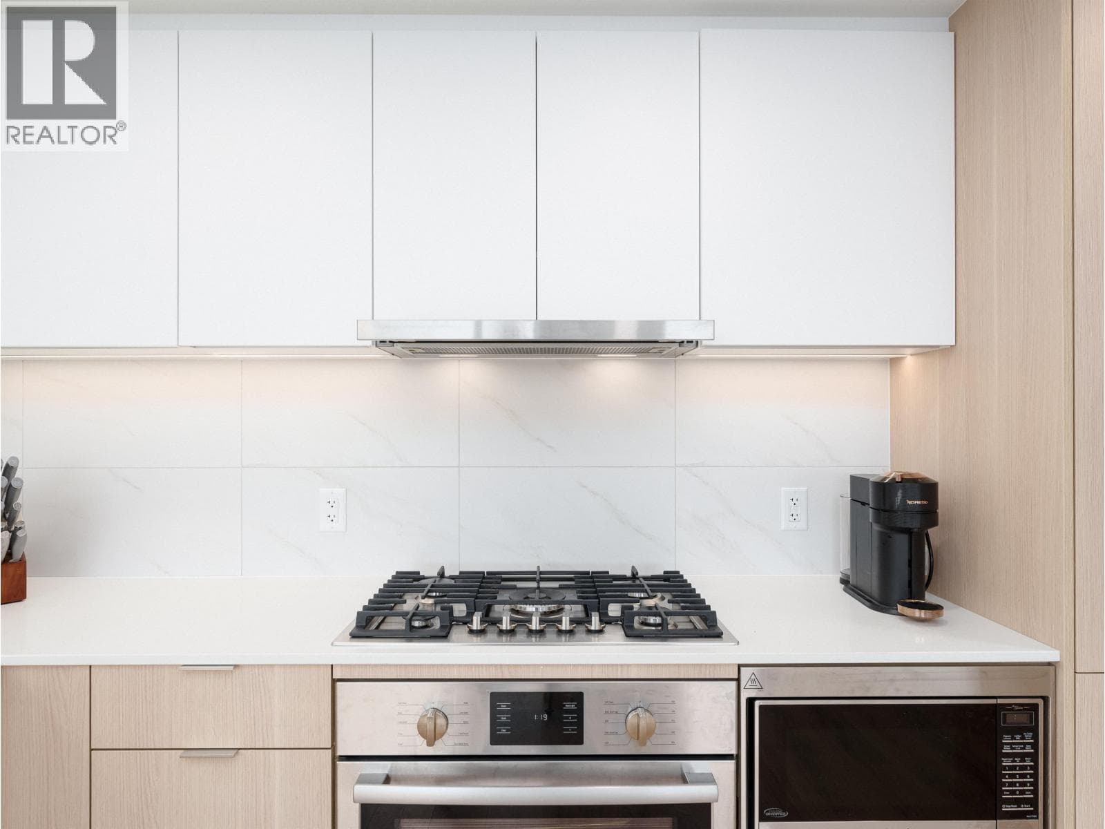 1809 318 ALDERSON AVENUE photo 5