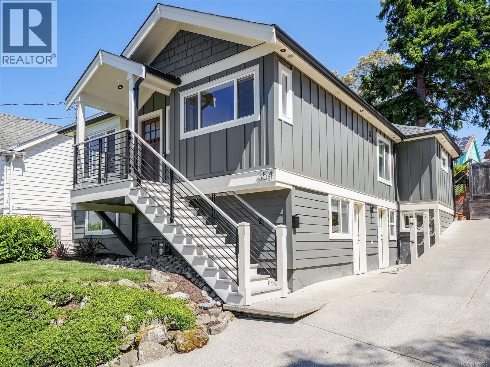 354 Gorge Rd W photo 2
