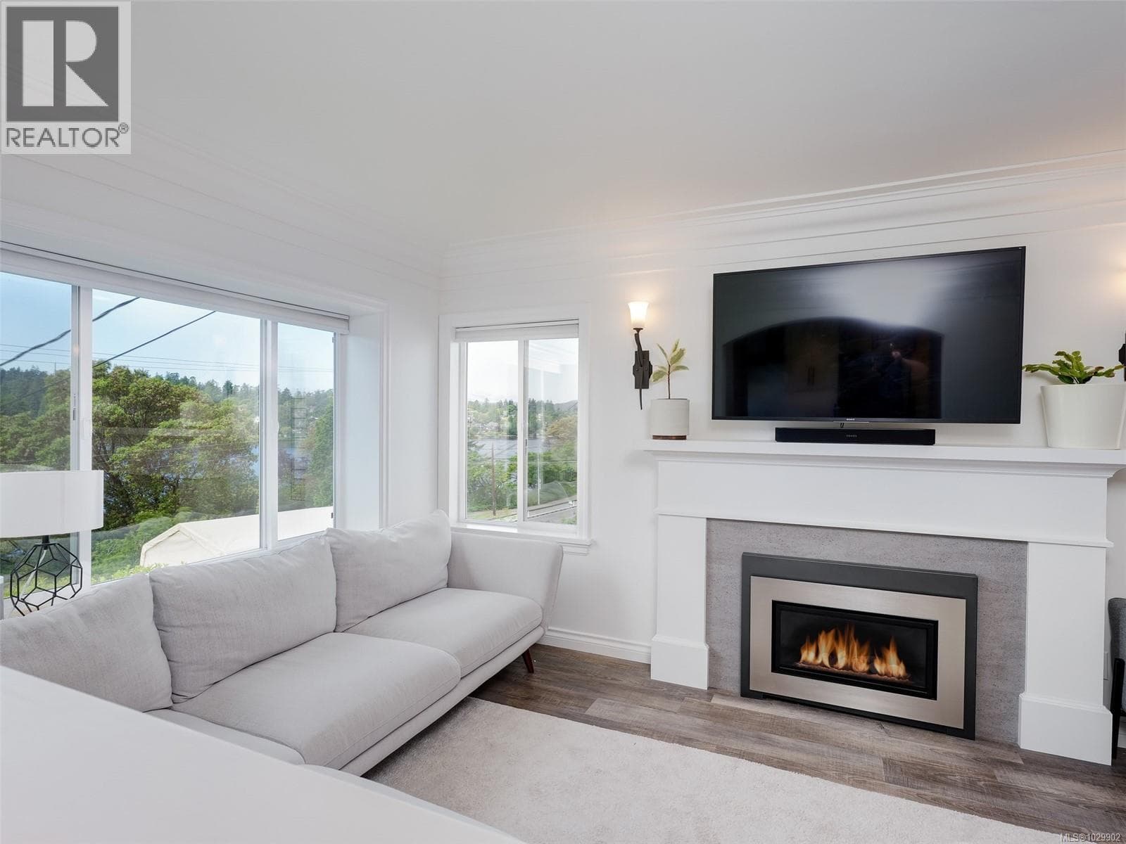 354 Gorge Rd W photo 3