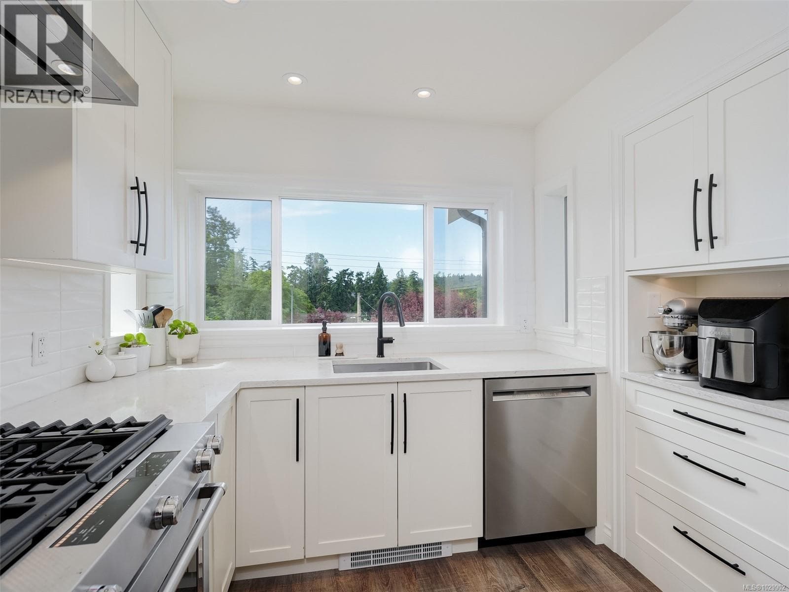 354 Gorge Rd W photo 5