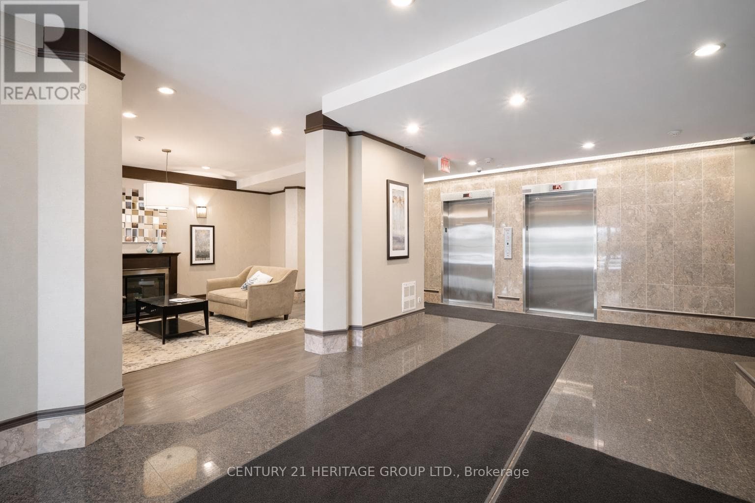 102 - 67 CAROLINE STREET S photo 2