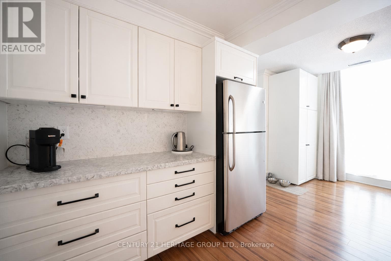 102 - 67 CAROLINE STREET S photo 5