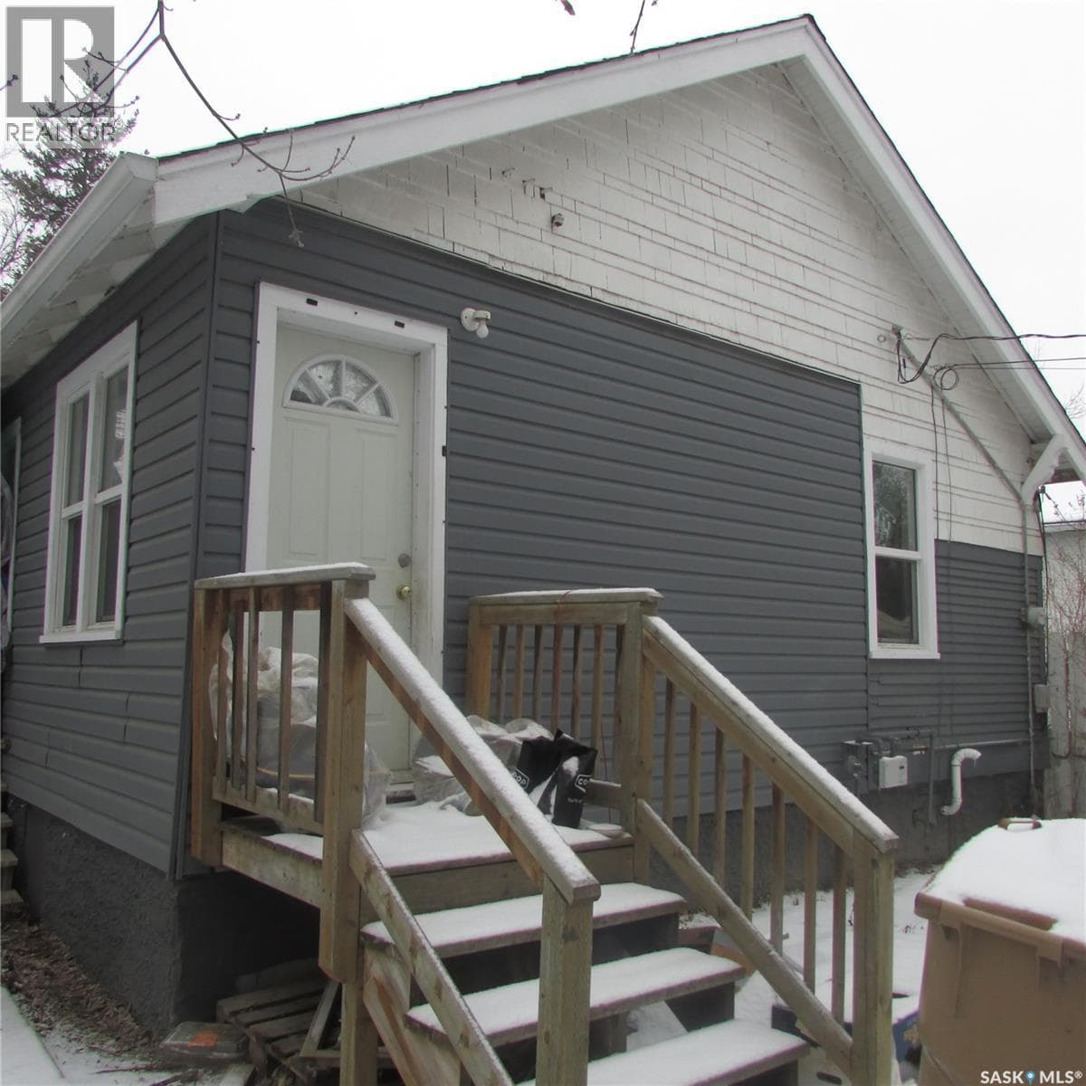 1437 Elphinstone STREET — photo 2