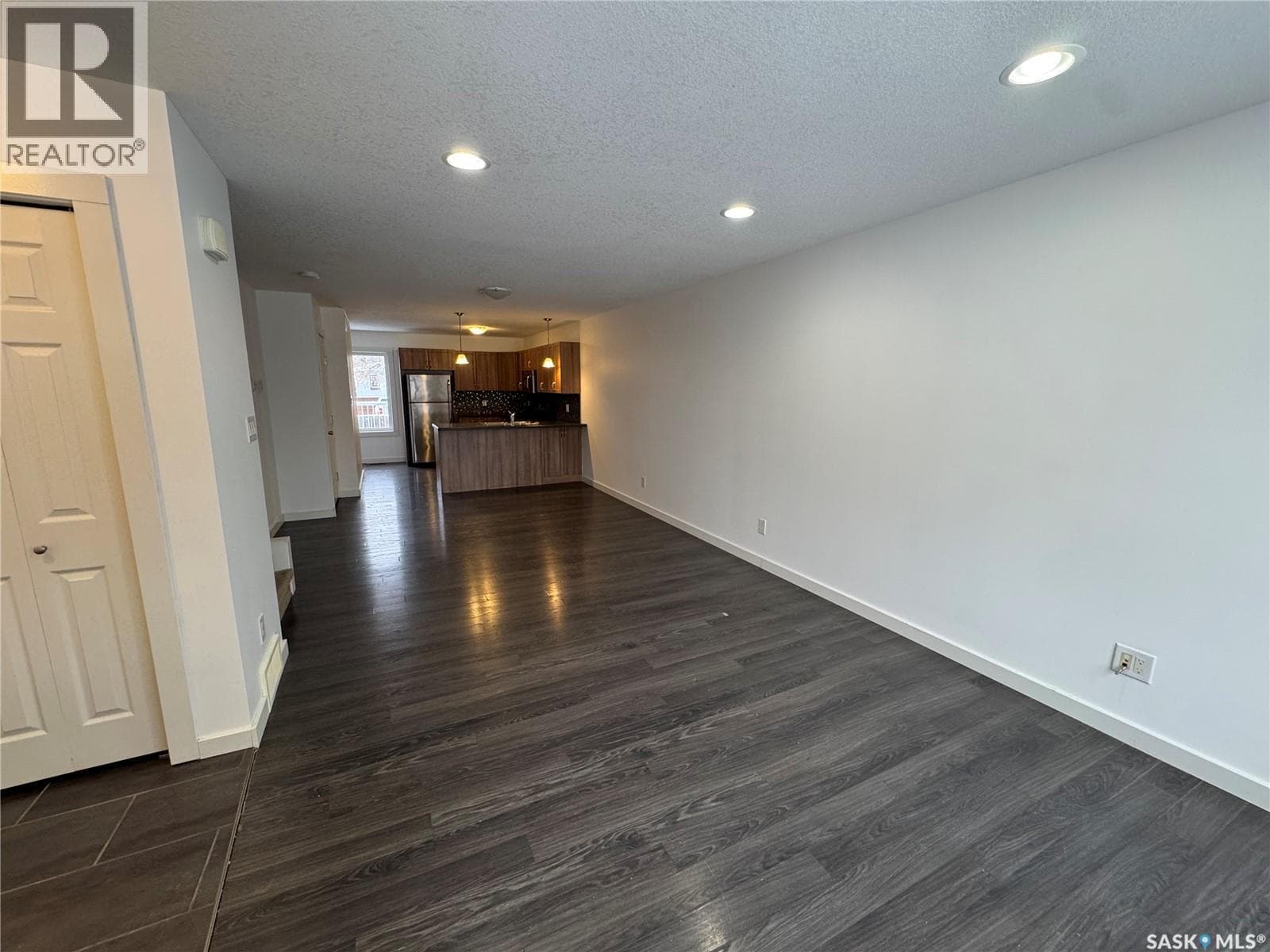 527 Alexandra STREET — photo 3