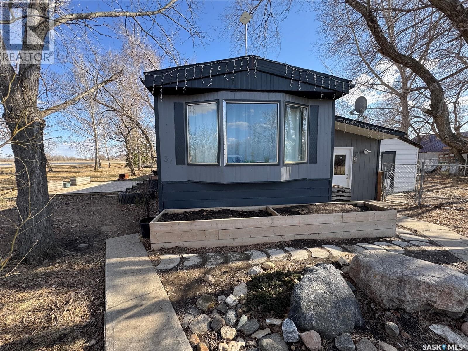 1 Saskatchewan AVENUE