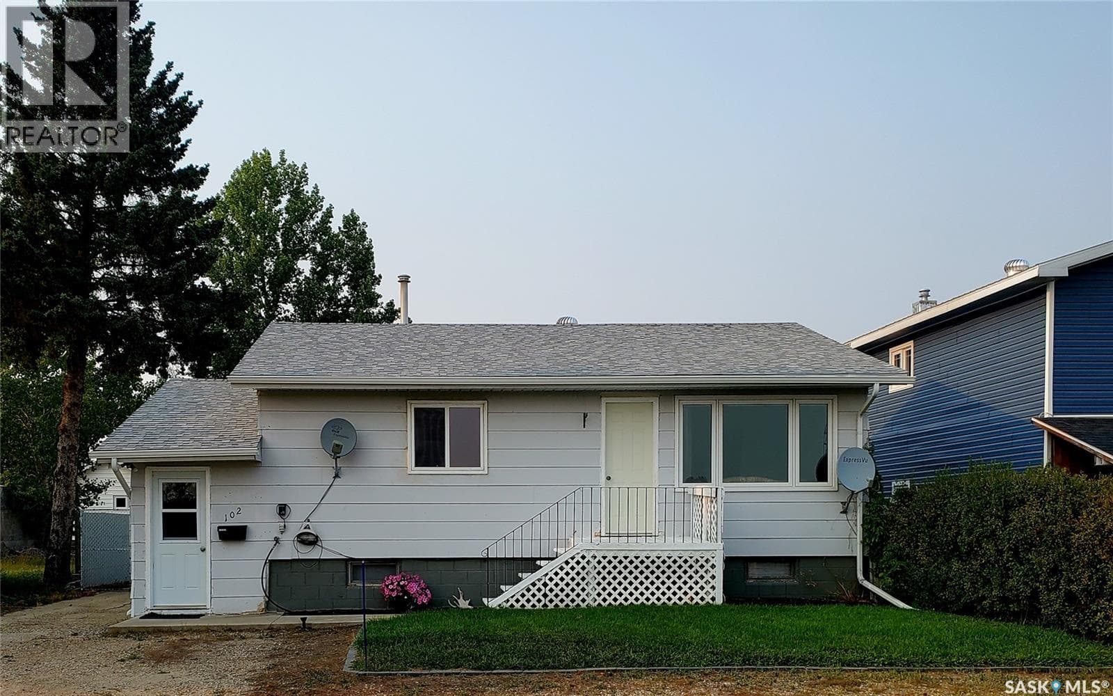 102 Railway AVENUE E