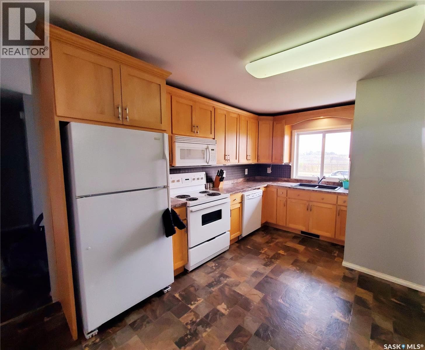 102 Railway AVENUE E — photo 2