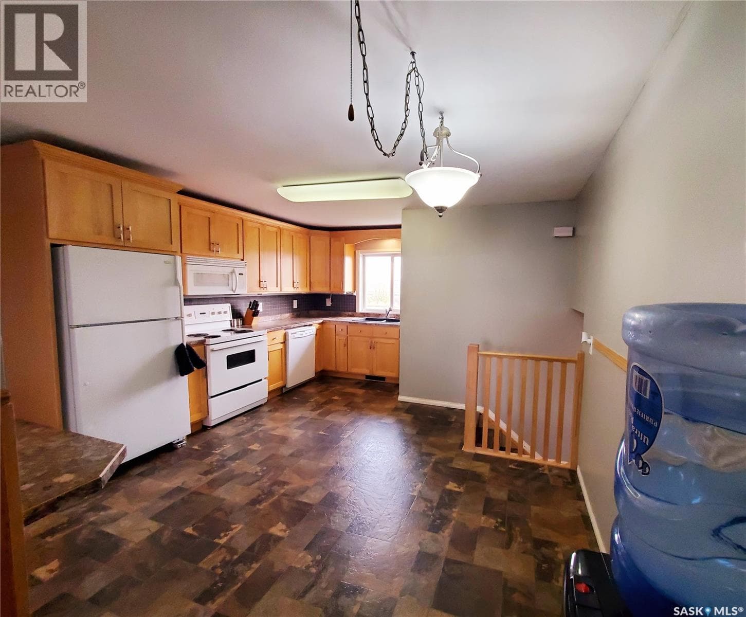 102 Railway AVENUE E — photo 3