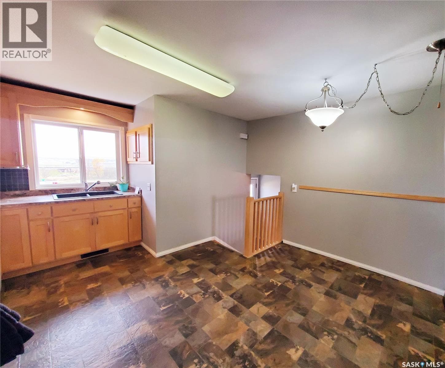 102 Railway AVENUE E — photo 4