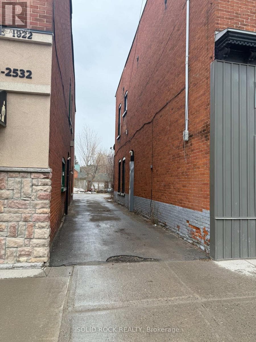 308 VICTORIA STREET N photo 2