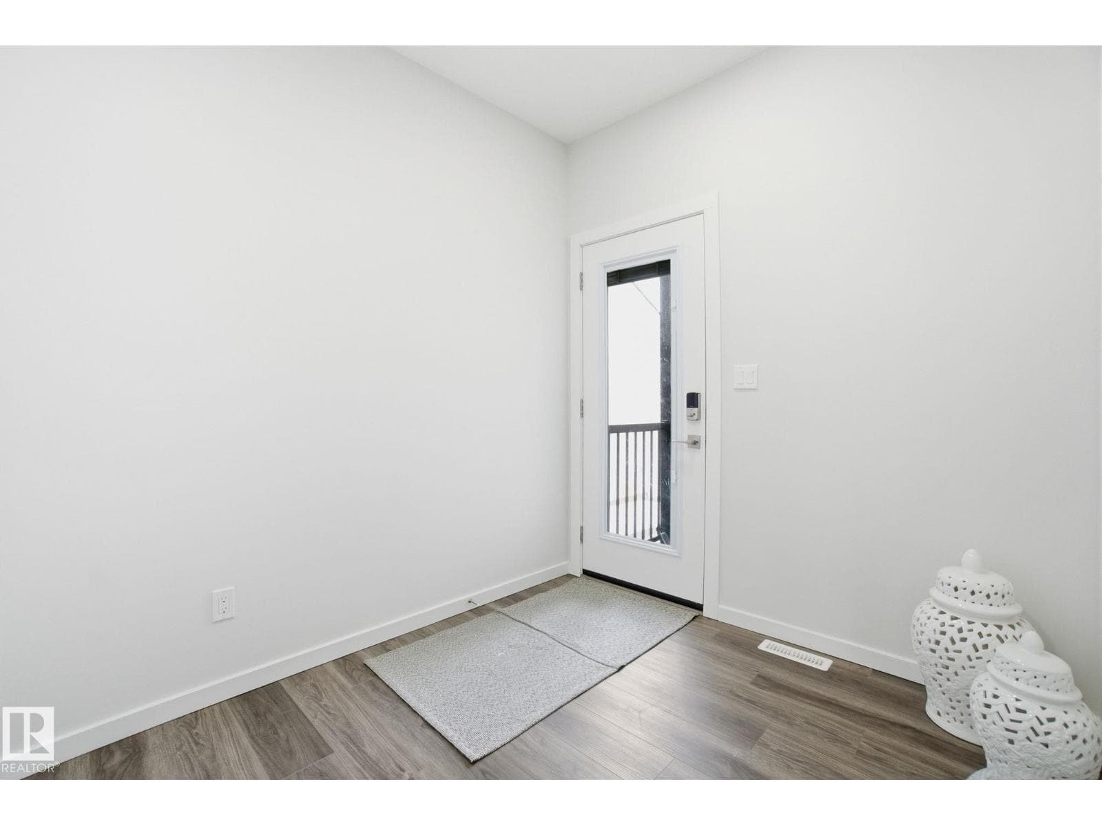 319 29 ST SW SW photo 5