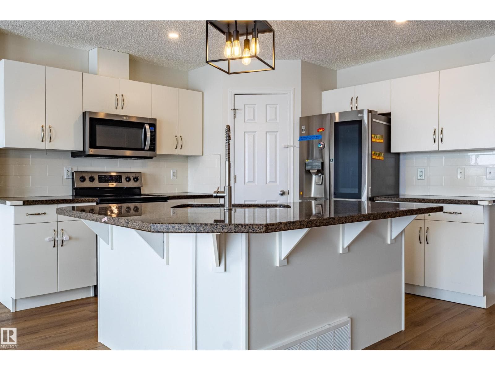 21326 61 AV NW photo 4