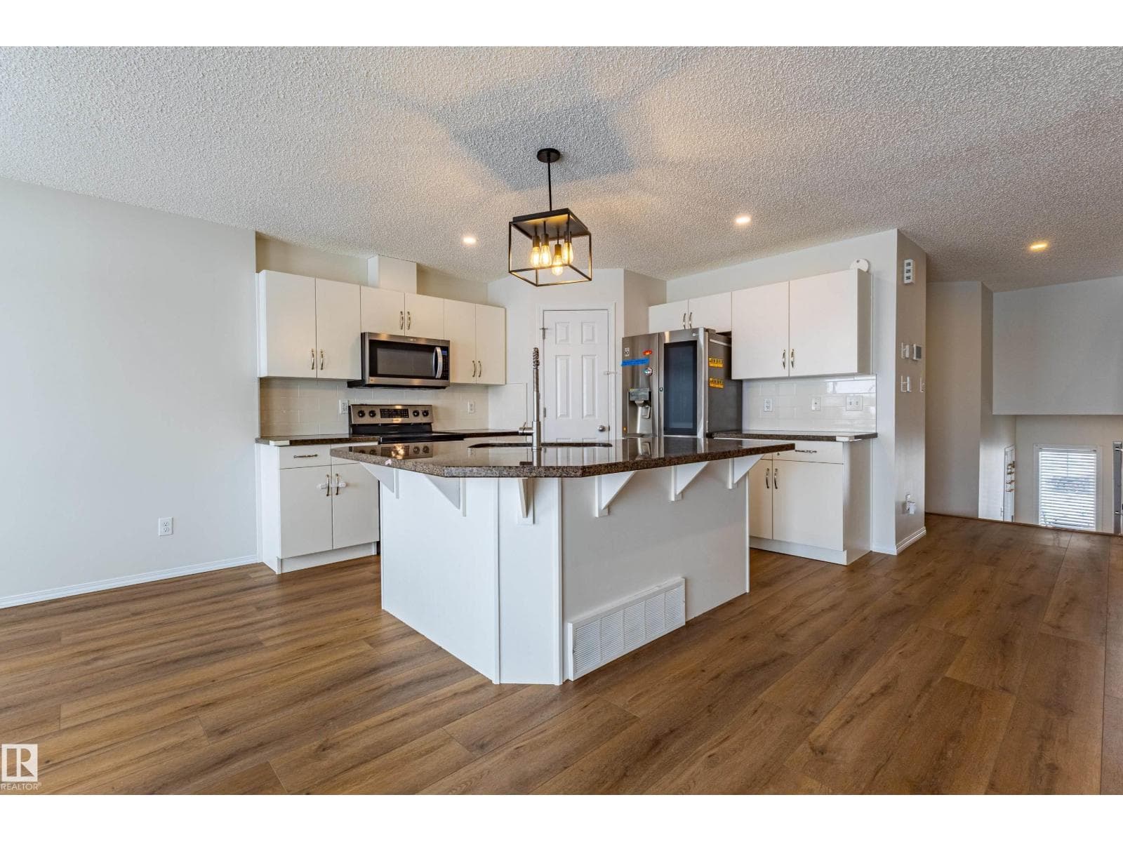21326 61 AV NW photo 5