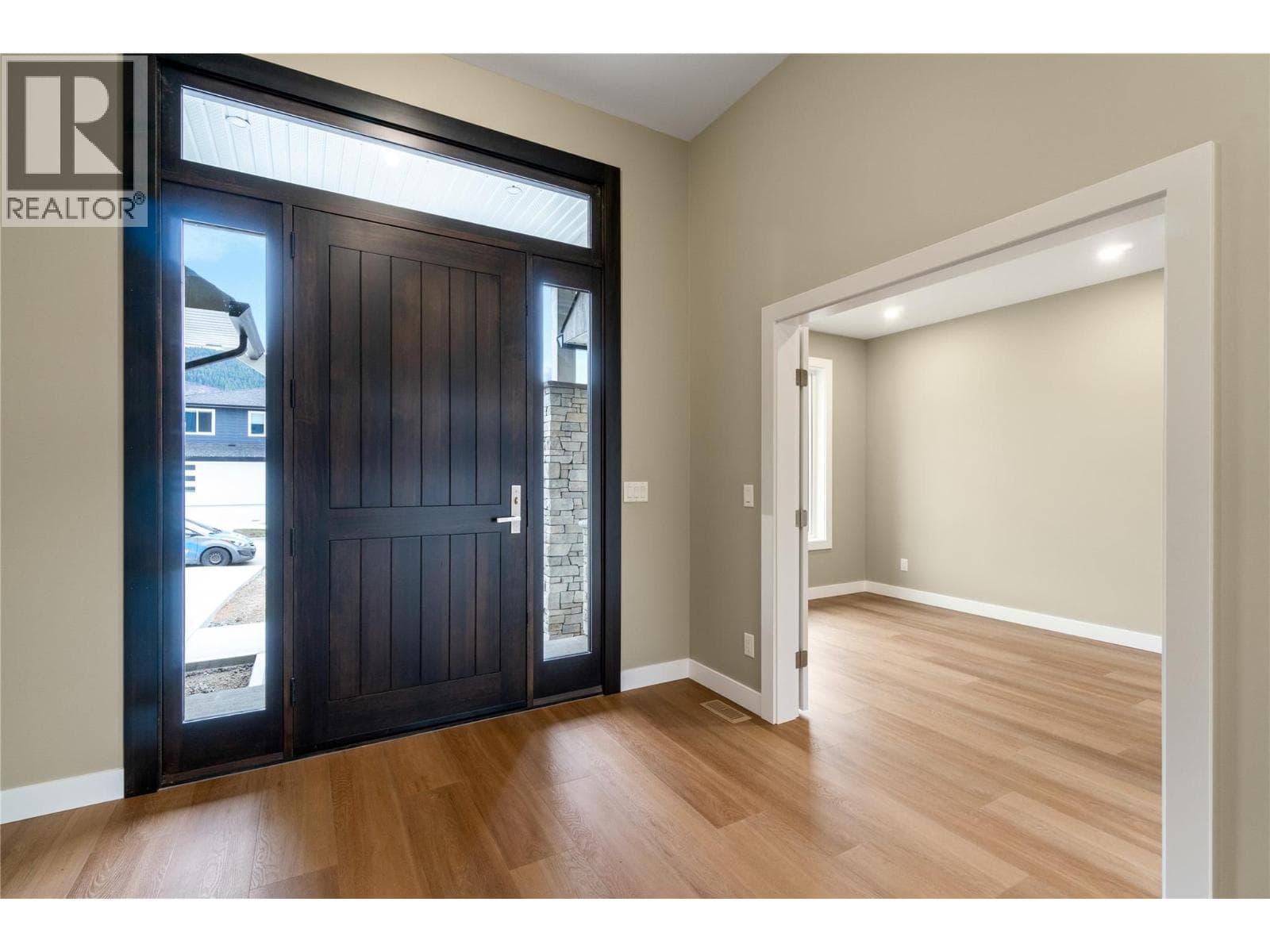 1905 35 Street NE photo 5