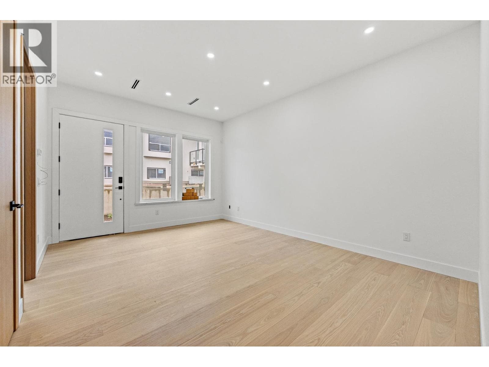 3 5091 BUXTON STREET photo 2