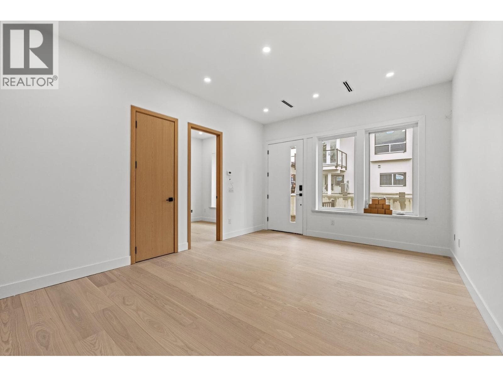 3 5091 BUXTON STREET photo 3
