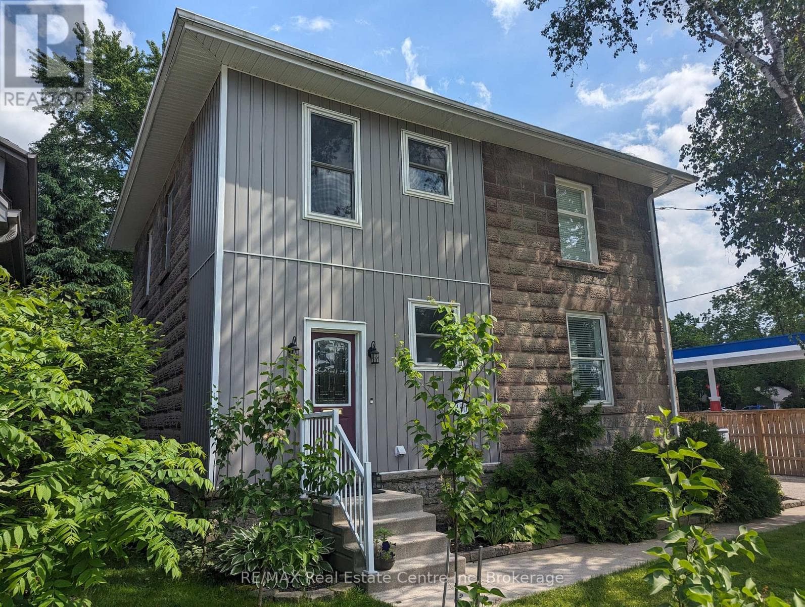 4 bed 4 bath single family at 180 UNION STREET W — $869,900