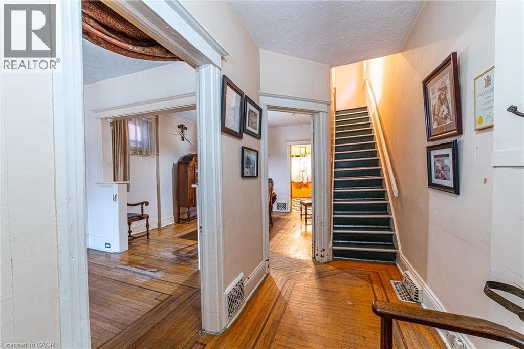 35 SHERMAN Avenue N photo 5