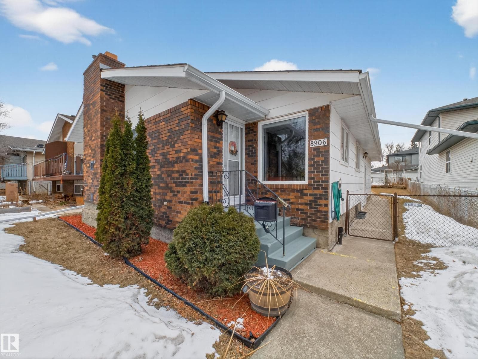 8906 83 AV NW photo 2