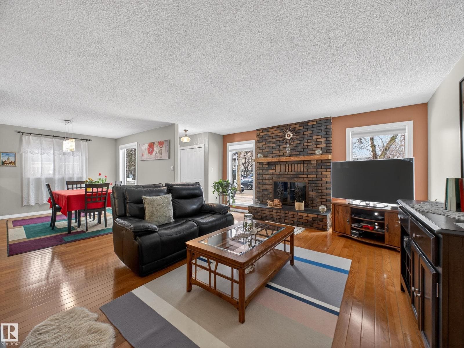 8906 83 AV NW photo 4