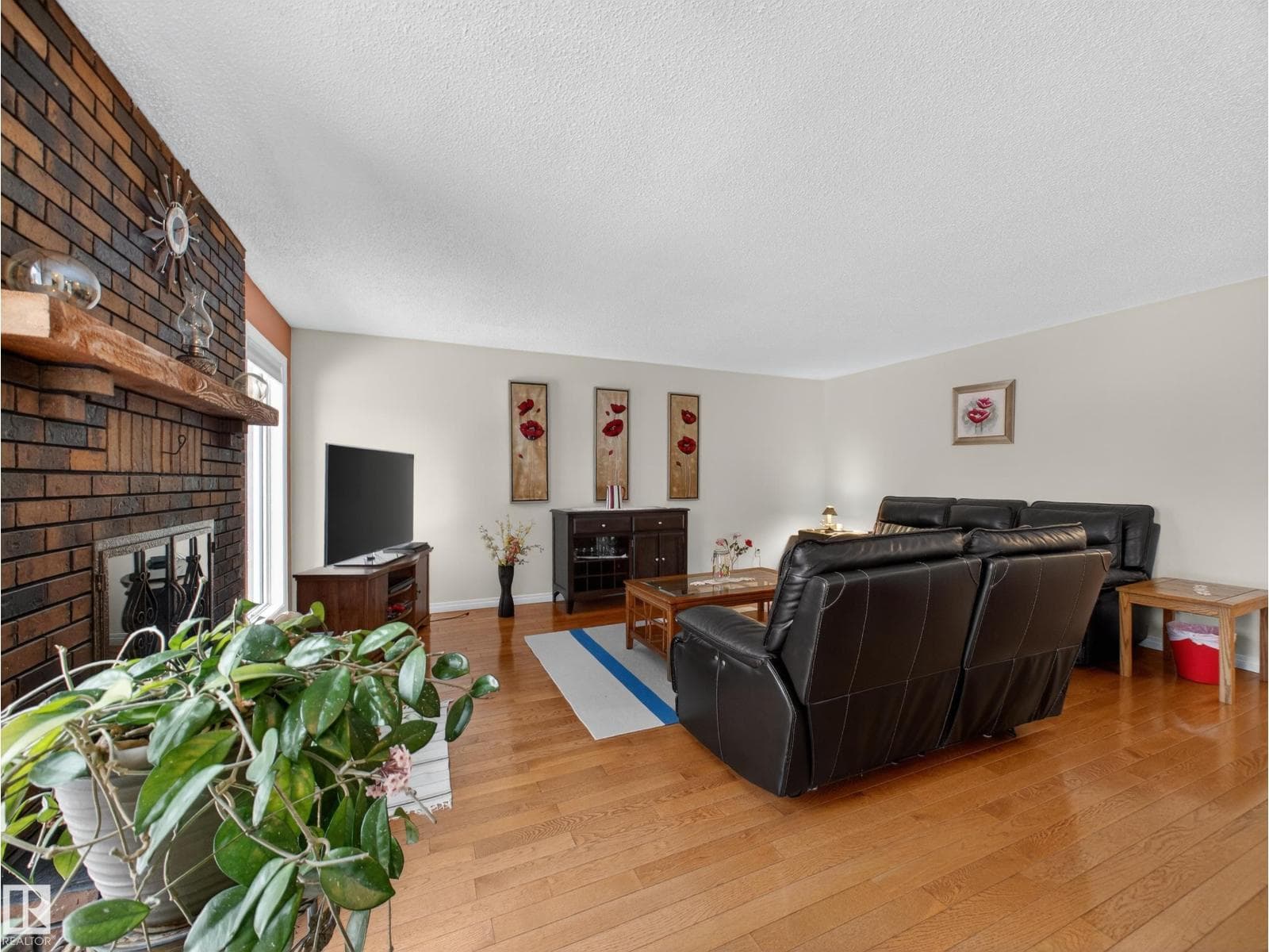 8906 83 AV NW photo 9