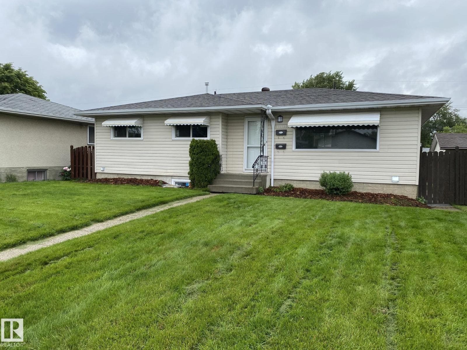 5 bed 4 bath single family at 13527 70 ST NW — $489,900