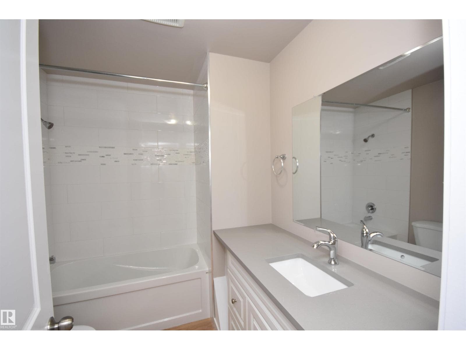 13527 70 ST NW photo 3