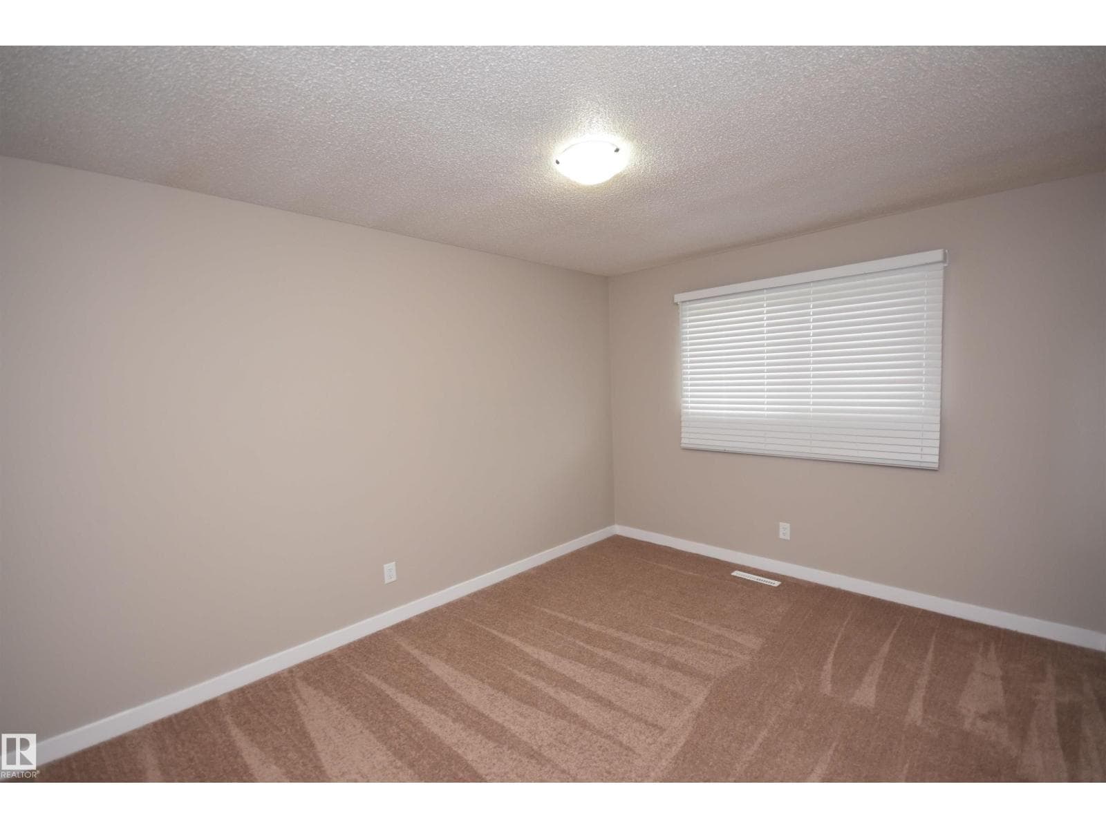 13527 70 ST NW photo 4